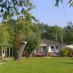 Semesterbostad Ferienhaus Am Achterwasser In Luetow Lutow